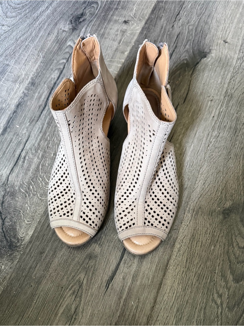 Earth Shoe Peep Toe Back Zip Size 7B Keri Taupe Chunky Heel Preowned
